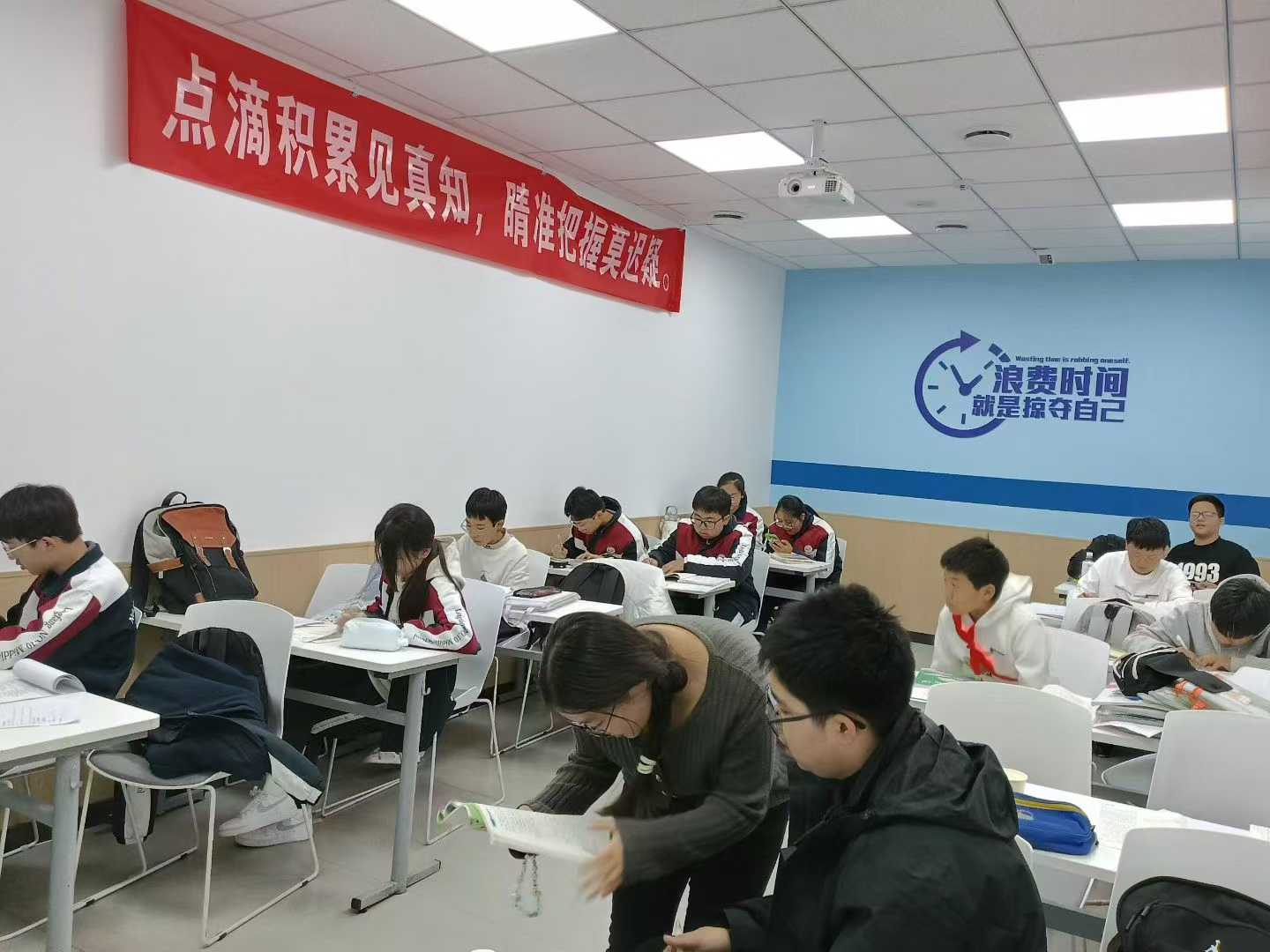 济南市初二辅导班,一对一怎么收费?济南锐满分教育上课地址(3) 济南市初二辅导班,一对一怎么收费?济南锐满分教育上课地址(3)